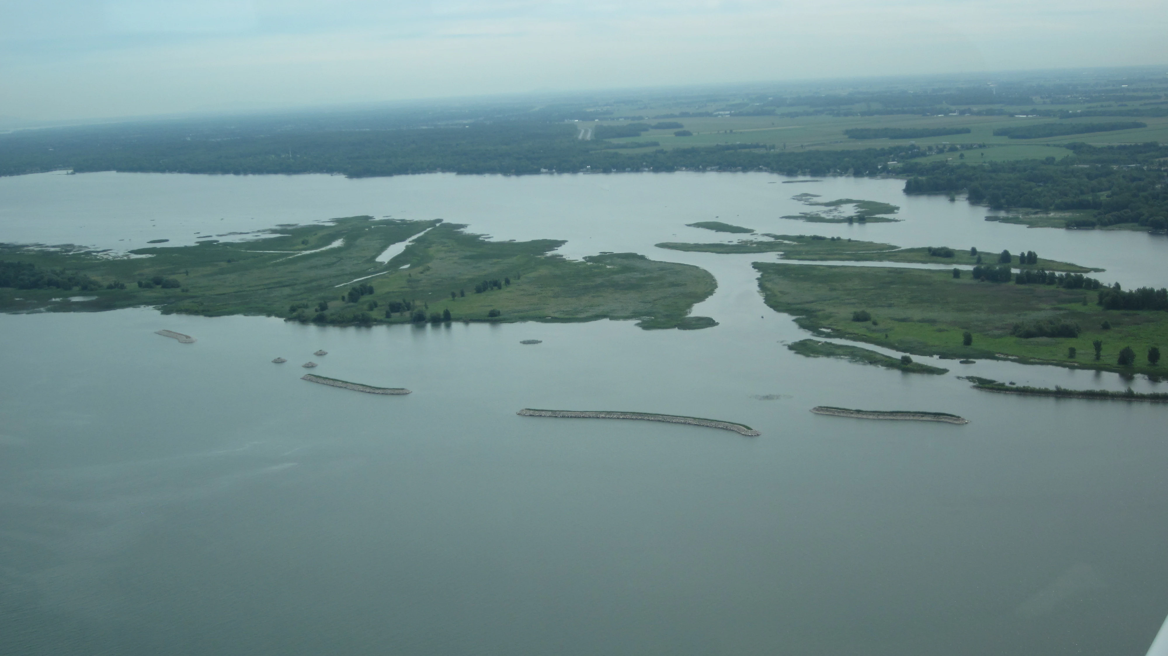 Una vista aérea que muestra islas verdes y zonas pantanosas rodeadas por las aguas del río San Lorenzo.