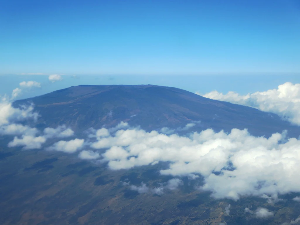 Vista aérea del monte Karthala con nubes rodeando la cima de la montaña