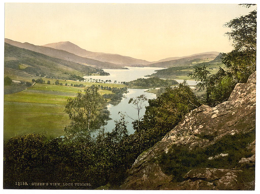 Una impresión en color de estilo vintage que contempla el lago Tummel desde un punto elevado y rocoso, con colinas verdes, campos y agua a lo lejos.