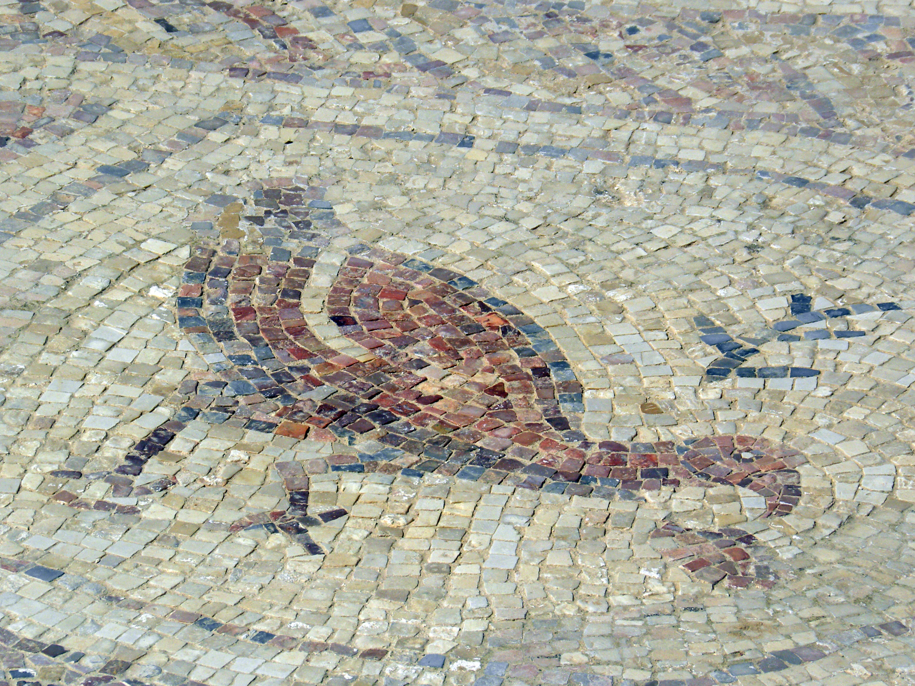 Vista detallada de un suelo de mosaico con un diseño de pájaro y patrones geométricos, Parque Nacional de Mamshit.
