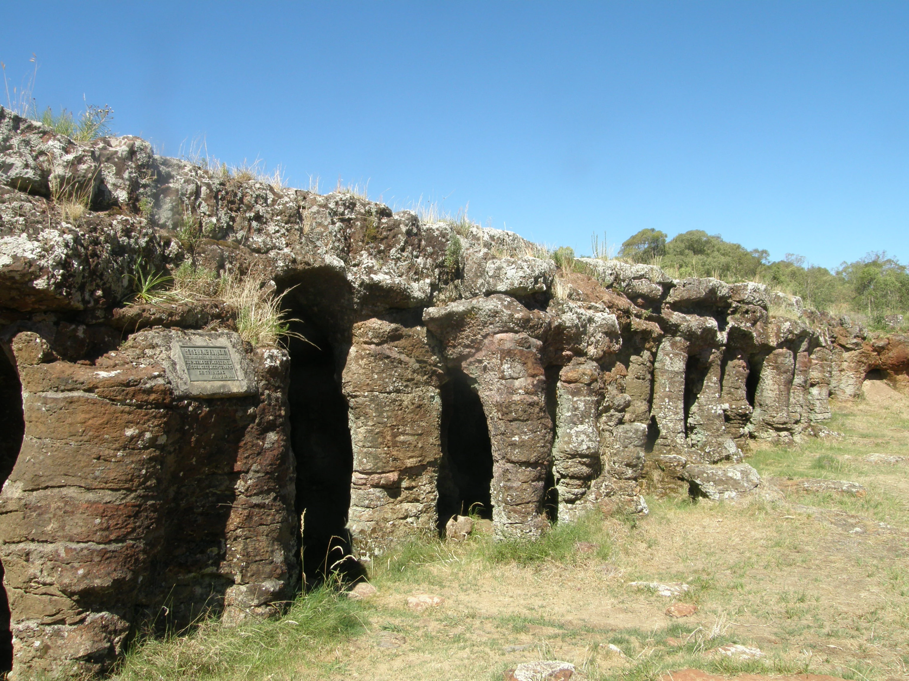 Una vista de gran angular de una formación de piedra natural que muestra una serie de arcos y columnas de arenisca erosionada en Flores, Uruguay.