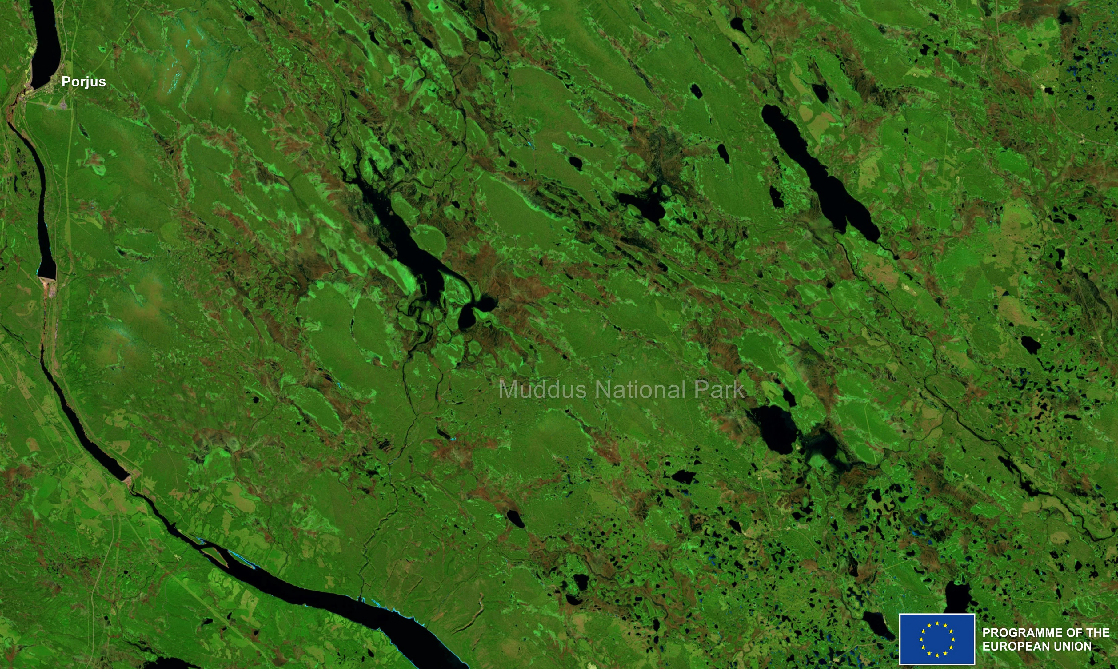 Satellite image of Muddus National Park showing green terrain, lakes, rivers, and forested areas with text overlay