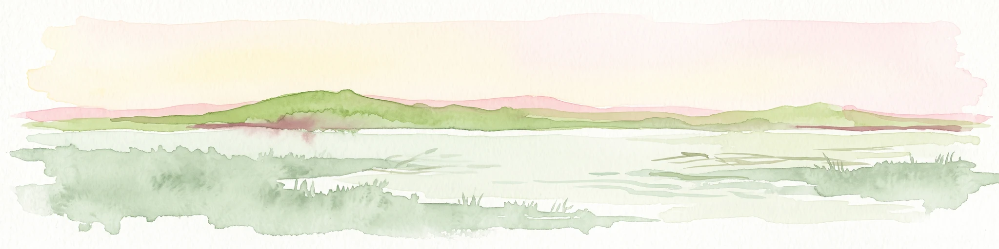 Acuarela de un paisaje de tierras bajas con aguas tranquilas, humedales herbáceos en primer plano y colinas verdes distantes bajo un cielo suave al atardecer.